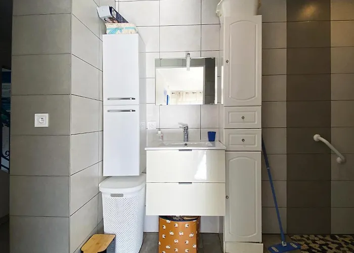 Clair, Climatise Avec Jardin Et Parking Appartement *